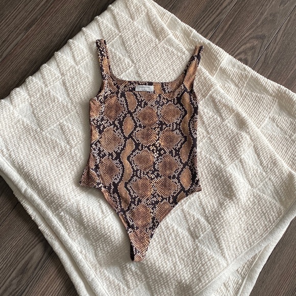 Babaton printed bodysuit. - Picture 1 of 2